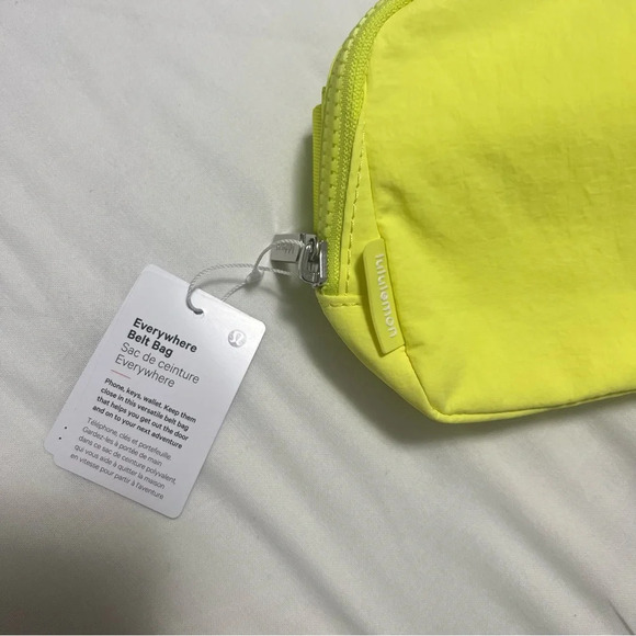 🆕 Lululemon Everywhere Belt Bag - Electric Lemon - Picture 2 of 5
